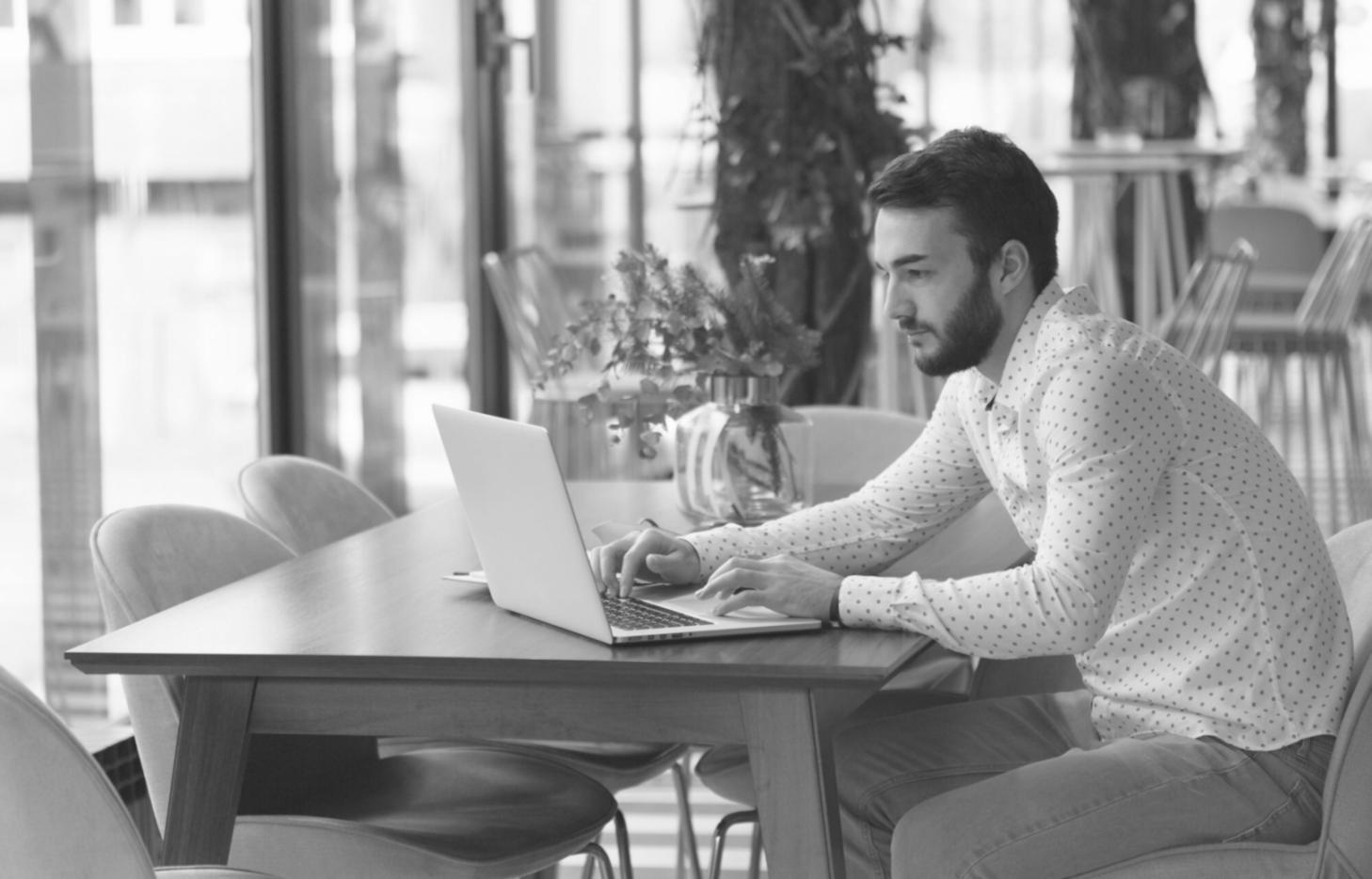 Équipe de recherche analysant des données financières